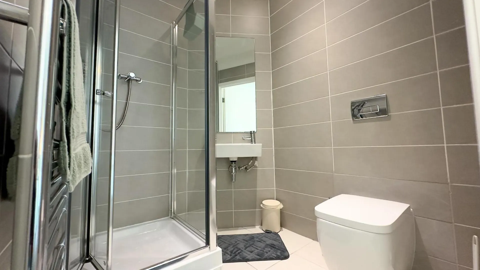 Elegant City Centre Penthouse- Work & Relaxation Sheffield
