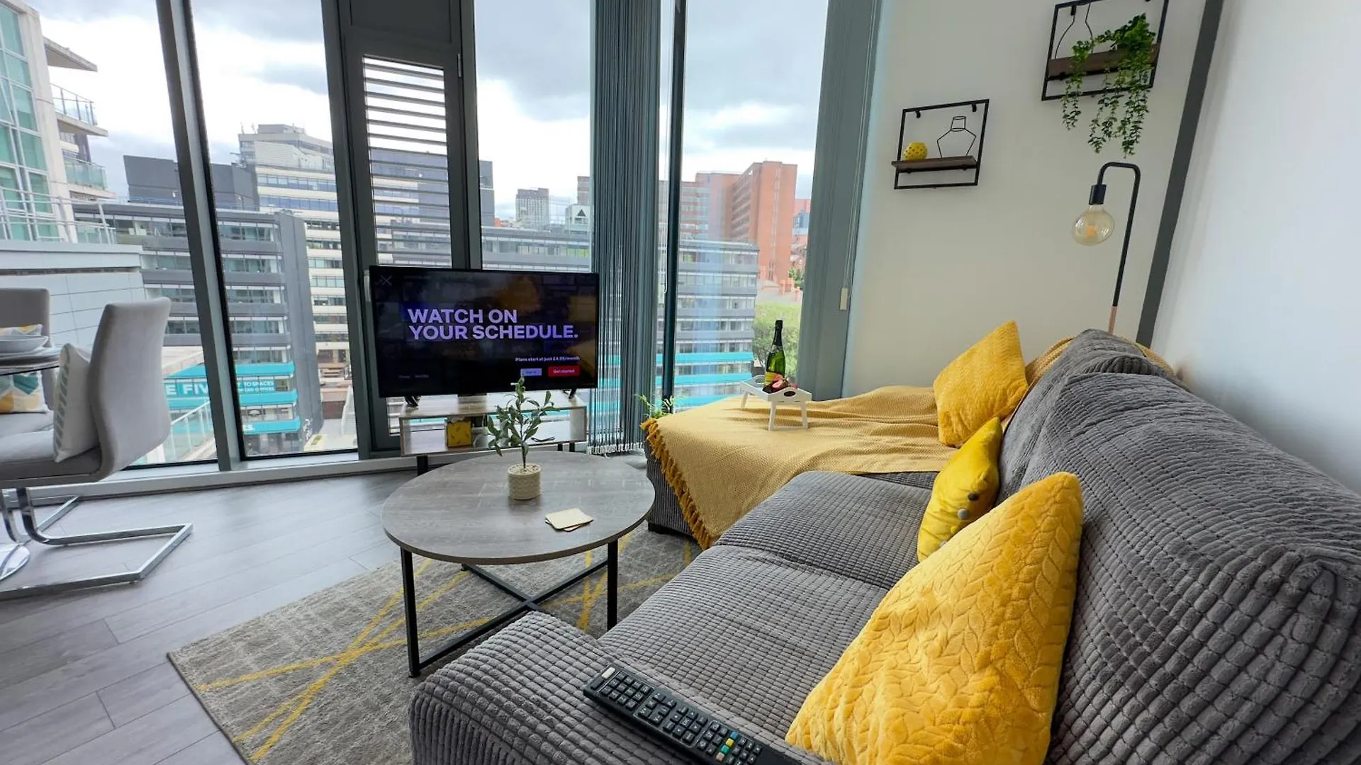 Elegant City Centre Penthouse- Work & Relaxation Sheffield